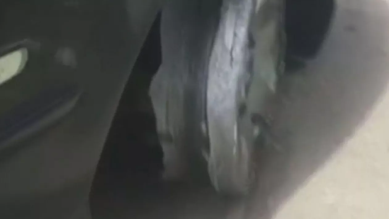 ULUITOR: Şofer MORT DE BEAT prins conducând o maşină FĂRĂ CAUCIUC la o roată