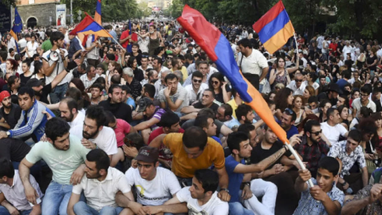 REVOLUȚIE în Armenia: Proteste naţionale FĂRĂ PRECEDENT, după demisia PREMIERULUI