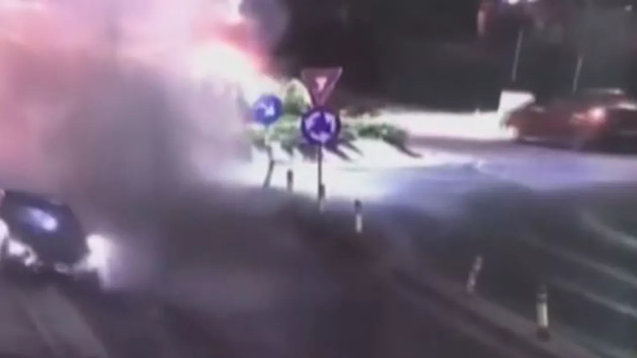 Accident spectaculos: Un șofer a ZBURAT peste sensul giratoriu (VIDEO)
