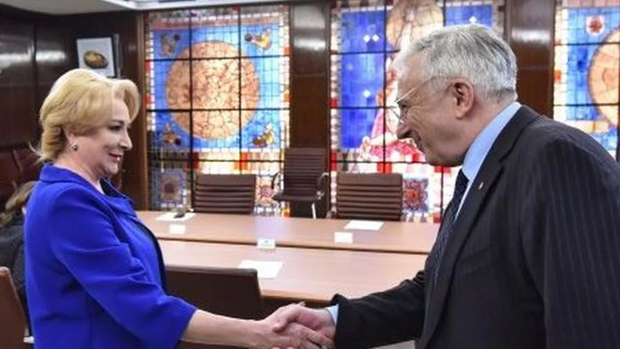 ÎNTÂLNIRE DE GRAD ZERO! Liviu Dragnea, lovitură pentru Klaus Iohannis: Mugur Isărescu și Viorica Dăncilă, în biroul liderului PSD (VIDEO)