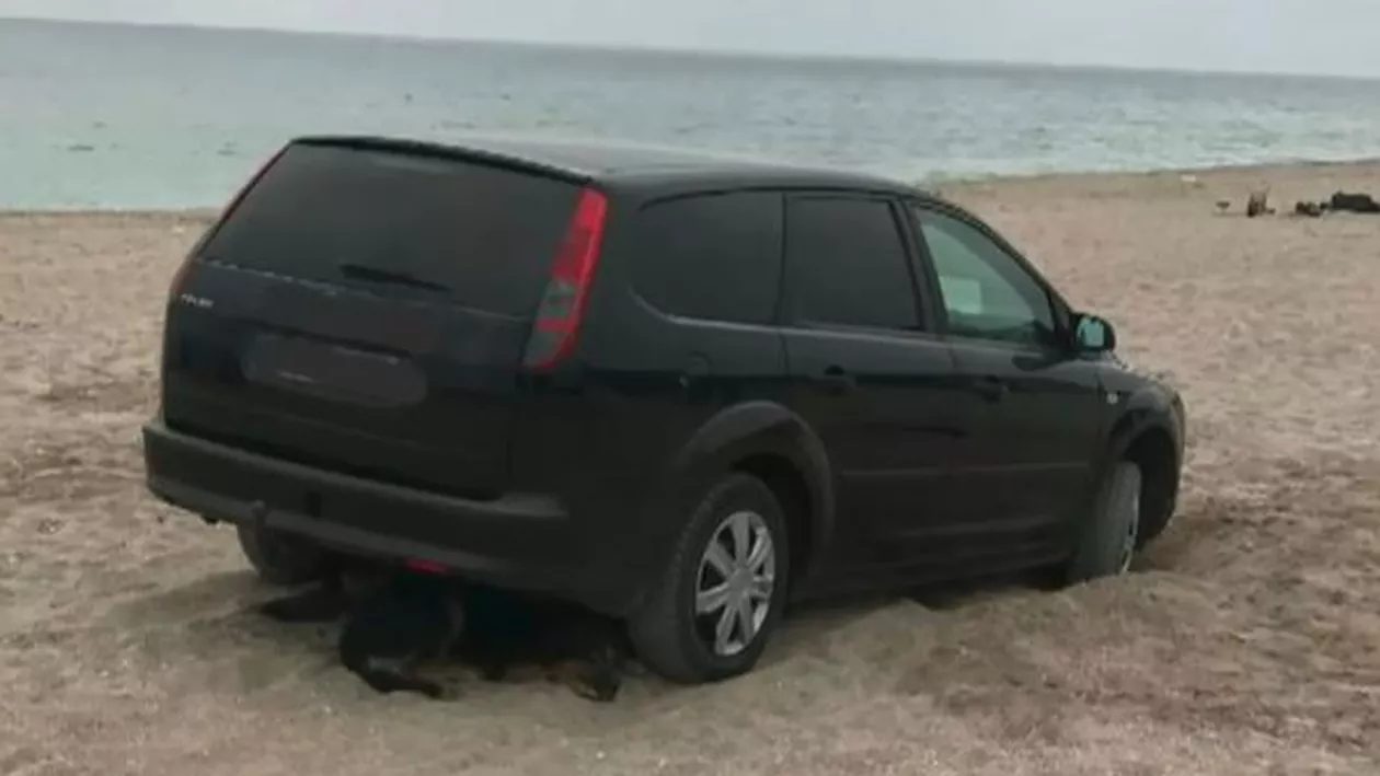 Vama Veche: Încă o maşină împotmolită pe plajă. Cât trebuie să plătească şoferul pentru gestul teribilist (FOTO)