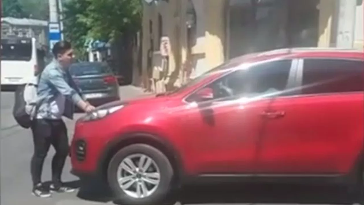 Cum se apără şoferul acuzat că a luat intenționat un tânăr pe capotă. Filmarea e trunchiată, nu se vede tot