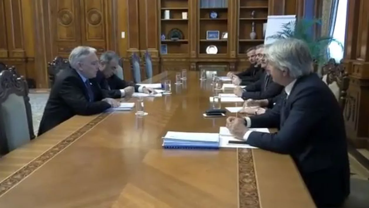 Prezență controversată la întâlnirea din biroul lui Dragnea: Cine a stat la aceeași masă cu Dăncilă și Isărescu (FOTO, VIDEO)