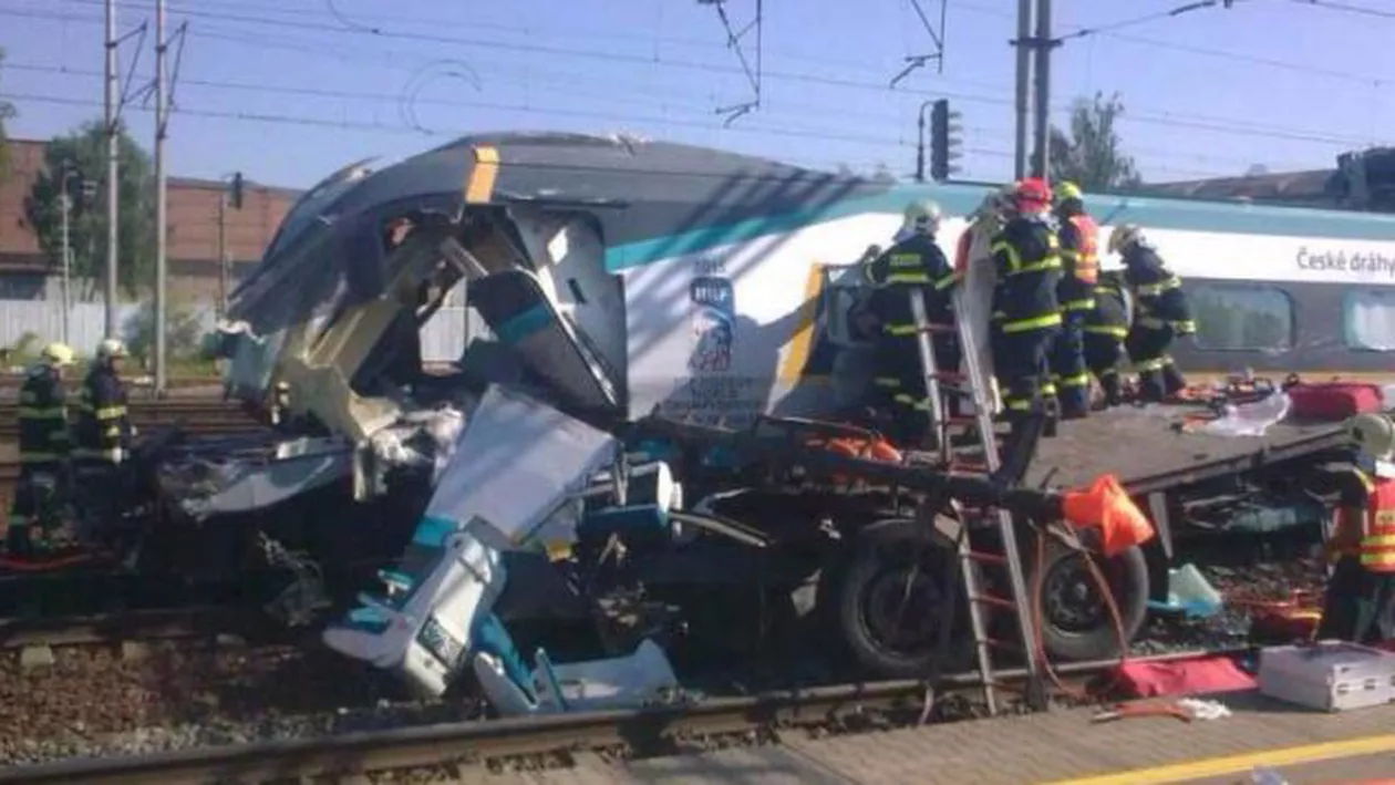 Cehia: Coliziune între două trenuri. Printre victime se află și copii 