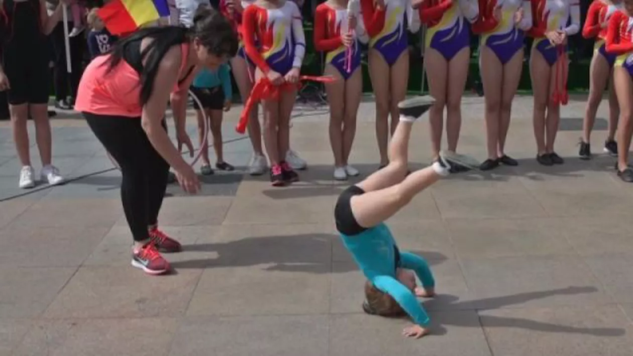 Anchetă în cazul fetiţei de 3 ani puse să stea în cap pe ciment la Simfonia Lalelelor