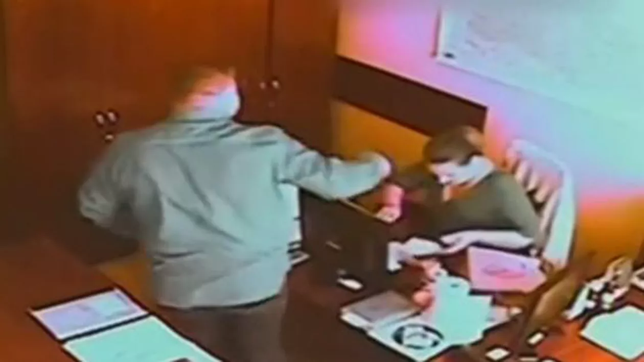 A văzut-o că mănâncă la birou și s-a răzbunat cumplit! Răzbunarea șefului bătăuș din Consiliul Județean! (VIDEO)