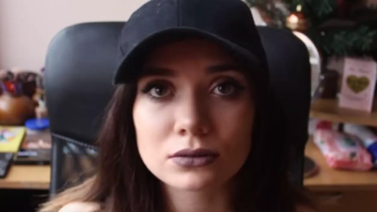 O tânără vorbeşte deschis despre trauma din copilărie, după ce a pozat nud la 13 ani (VIDEO)