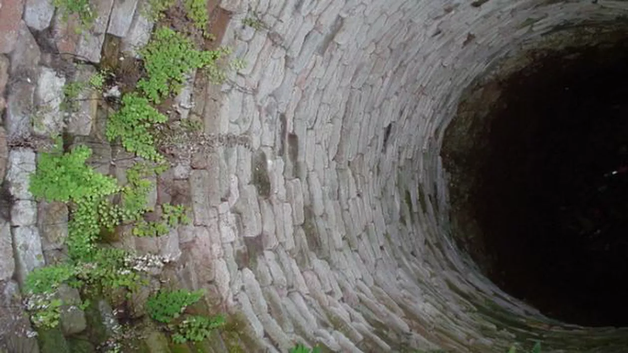 Un bătrân a stat o noapte întreagă pe fundul unei fântâni, lângă cadavrele copiilor săi