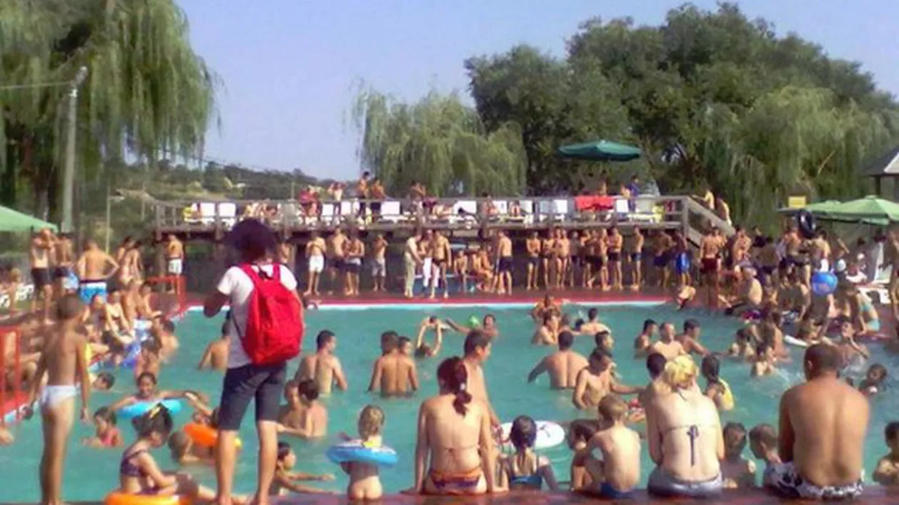 Viață de LUX într-o comună din Vaslui: Piscina de la Pãdureni, construită cu bani de la UE, la mare cãutare (FOTO)