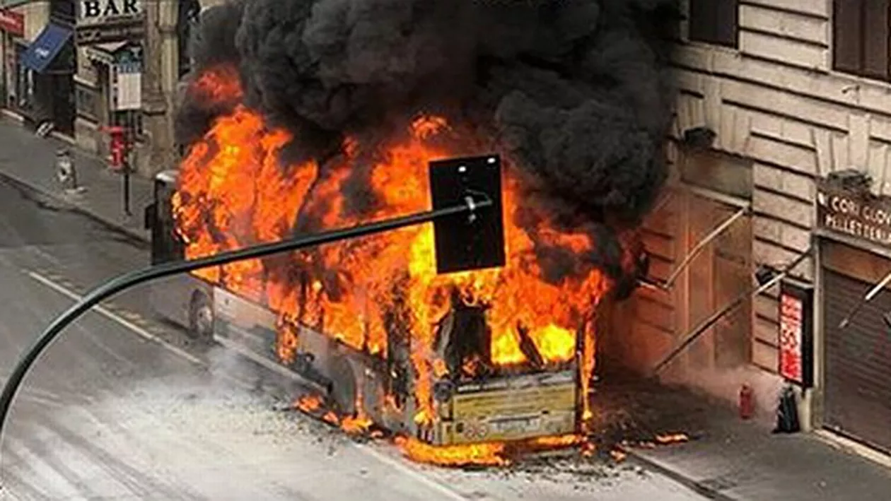 Alertă în Italia: Un autobuz a luat foc și a explodat în centrul Romei (VIDEO)