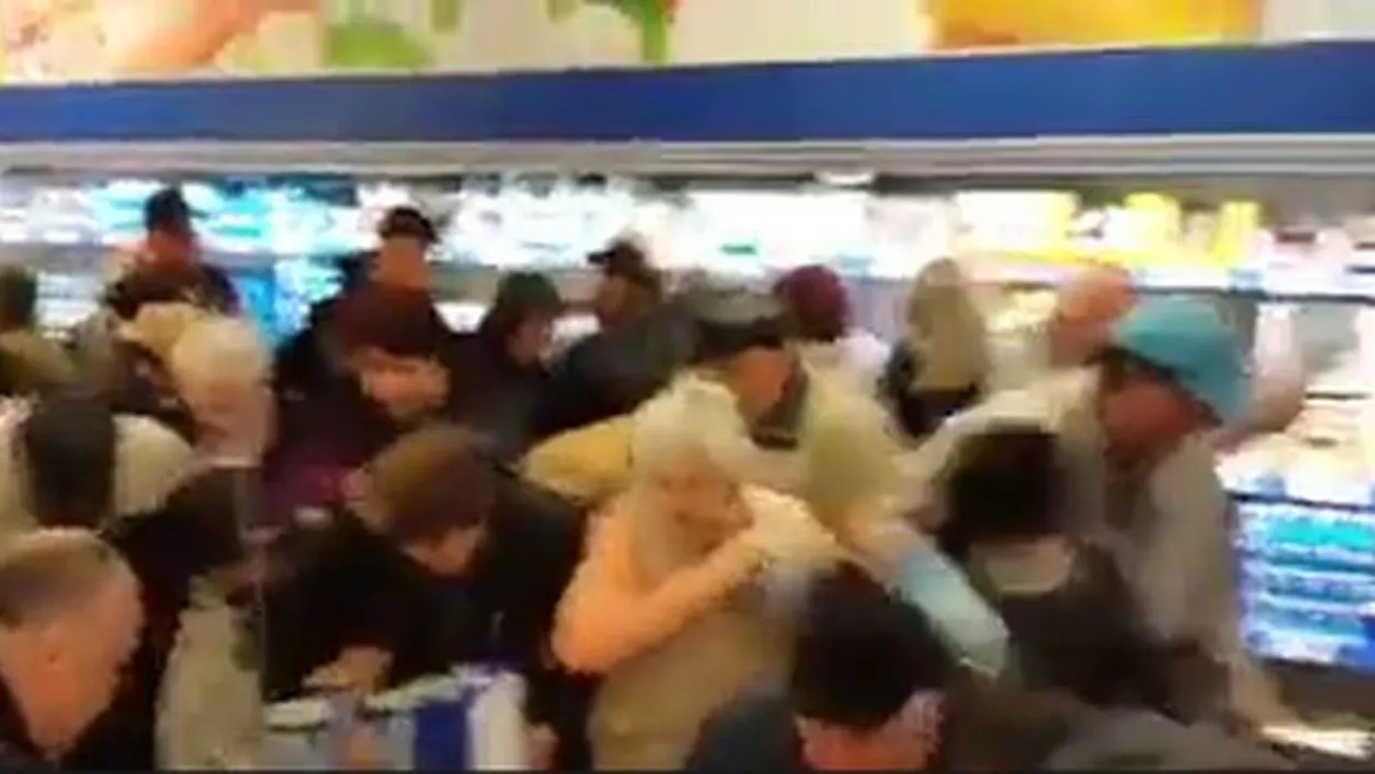 'BĂTĂLIA' pentru tigăi: ''De ce am ajuns la nivelul la care tinerii trebuie să-și educe părinții și bunicii și nu invers? Atât de trist!'' (VIDEO)