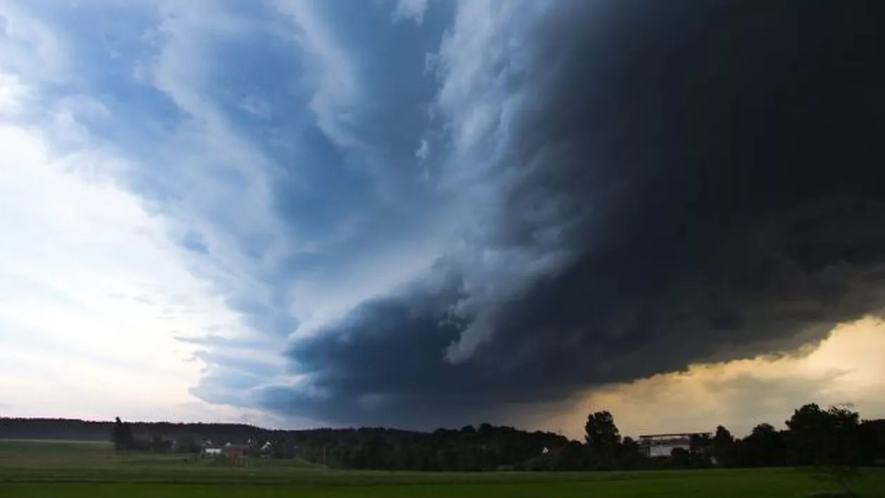 Alertă meteo: A venit urgia peste România. Zonele afectate de vijelii, ploi torențiale și grindină