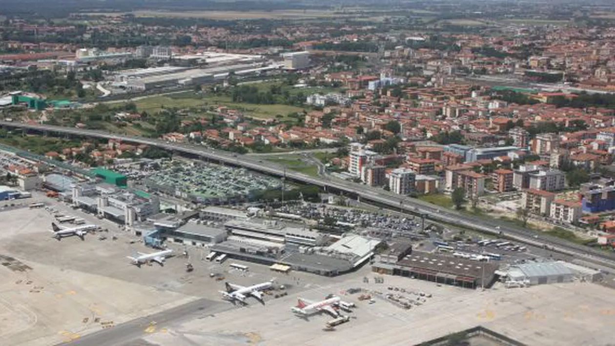 Panică la bordul unui avion plin cu români: Aeronava a aterizat de urgență în Italia 