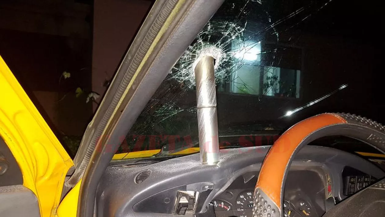 Craiova: Un obiect neobișnuit a străpuns parbrizul unei maşini după ce a căzut din cer (VIDEO)