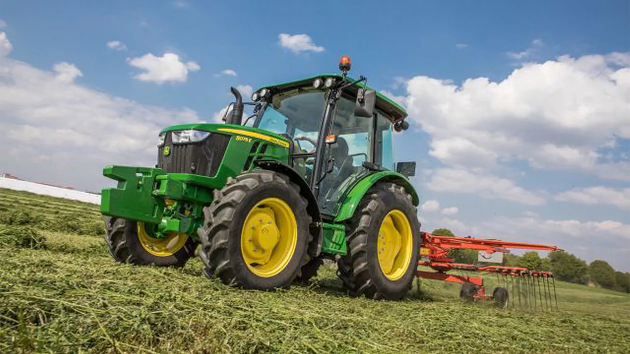 Brașov: Un tractor s-a răsturnat peste cinci persoane. Care este starea victimelor 