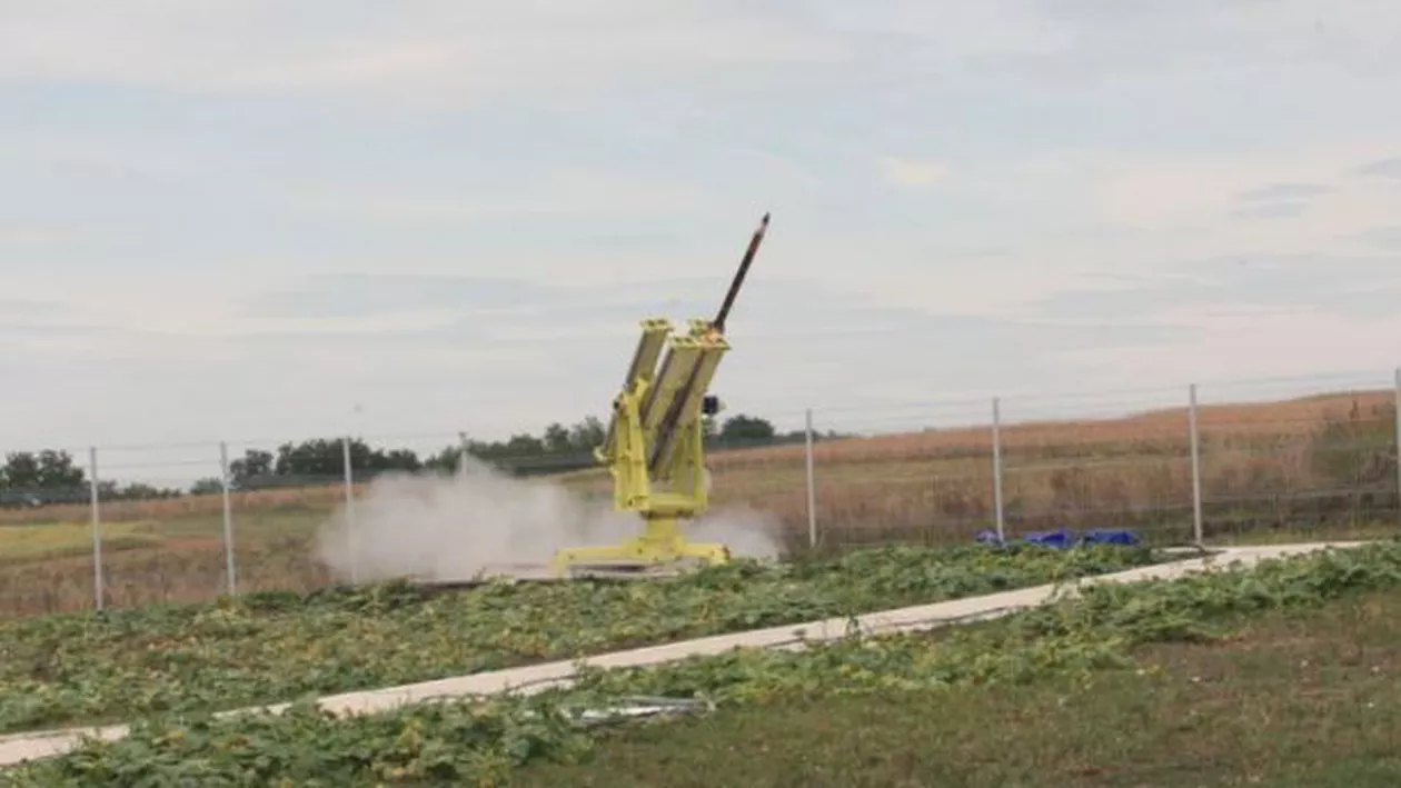 Botoșani: O rachetă antigrindină a căzut întreagă într-o grădină