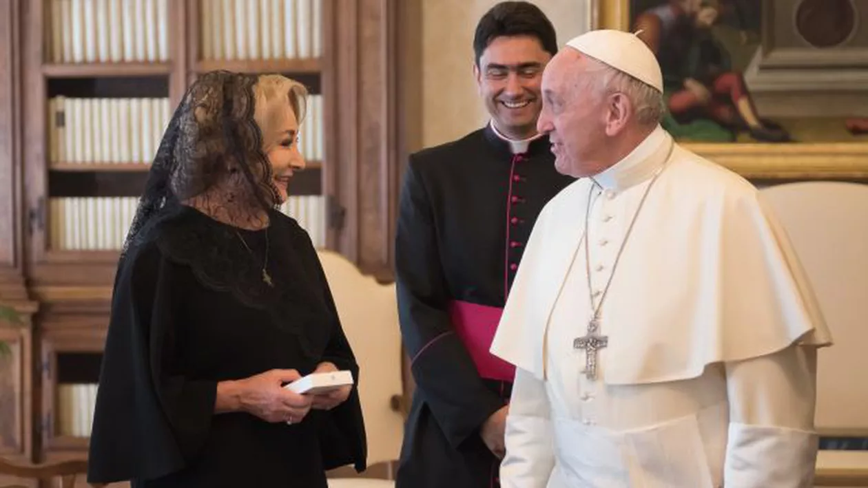 Papa Francisc ar fi întrebat-o pe Dăncilă dacă DEMISIONEAZĂ: Ce răspuns a dat premierul (FOTO, VIDEO)