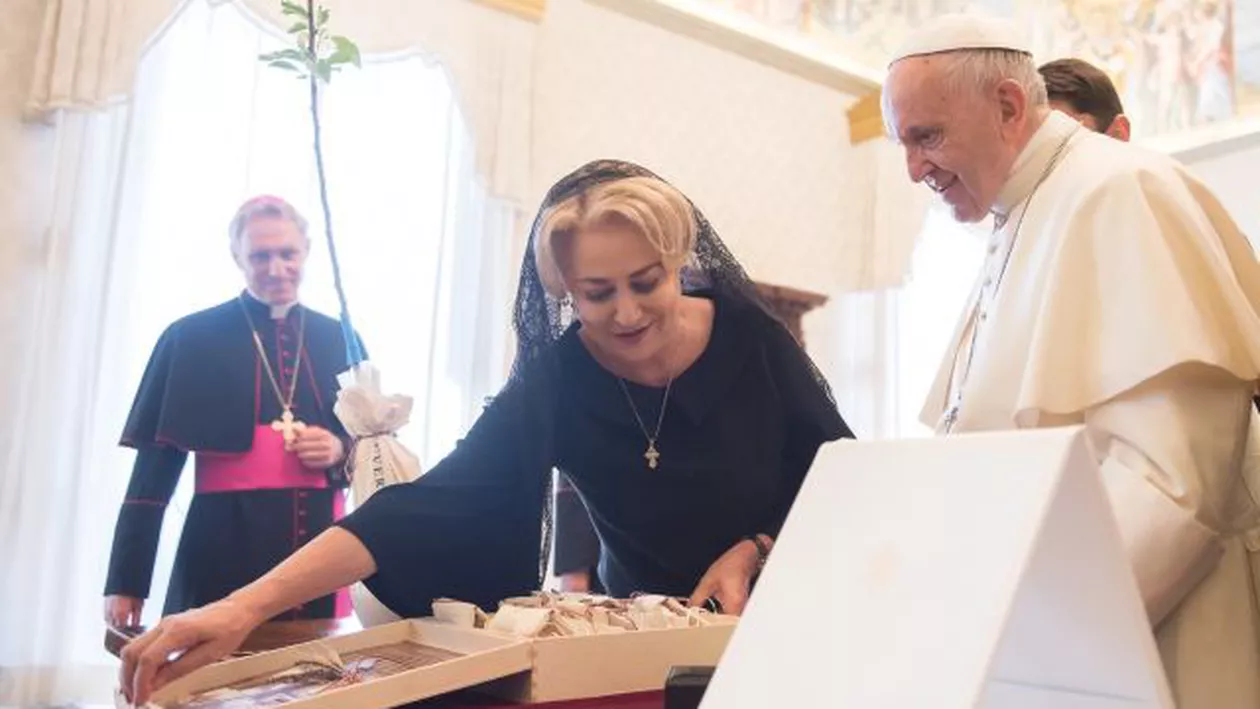 Cadourile Vioricăi Dăncilă pentru Papa Francisc: Seminţe de castraveţi, ceapă şi roşii (FOTO, VIDEO)
