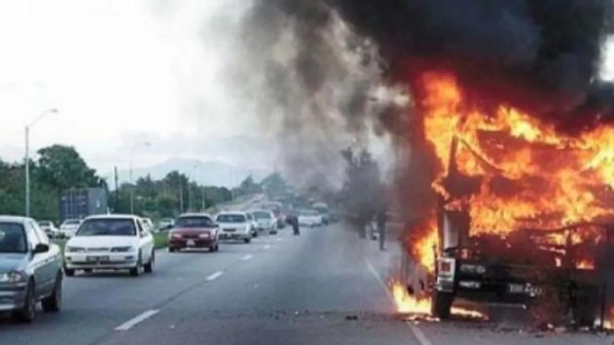 Harghita: Un TIR plin cu cherestea a luat foc pe DN13 A