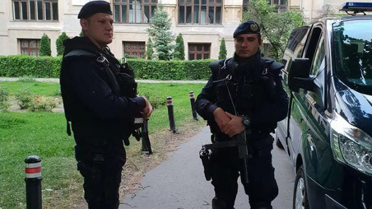 Acuzaţii GRAVE după protestul din Piaţa Victoriei. Jandarmii au venit înarmați cu pistoale-mitralieră de tip UZI (FOTO)