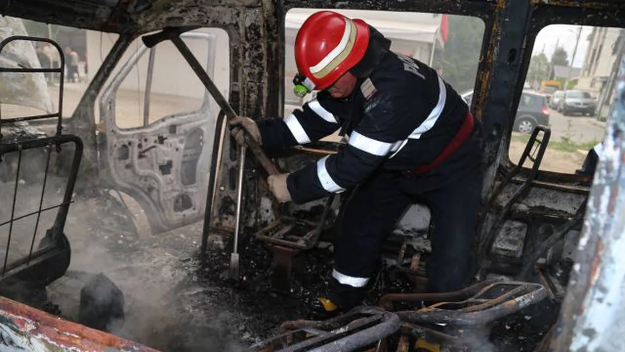 Timiş: Un mort și șase răniți, după ce un microbuz s-a ciocnit cu o mașină