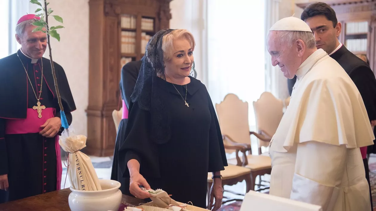 „Romgleza” Vioricăi Dăncilă: Ce i-a spus premierul Papei Francisc. PRIMELE IMAGINI CU SONOR (VIDEO)