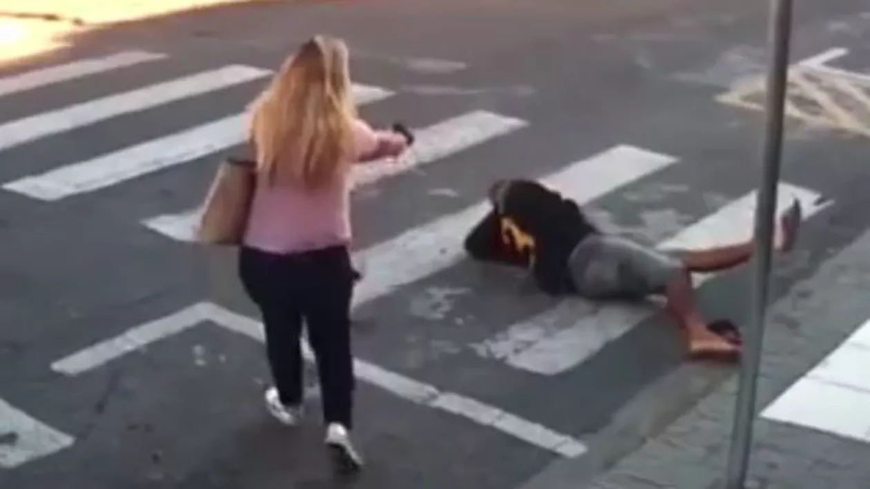 Brazilia: Un tâlhar înarmat a fost împuşcat mortal de o mamă. Totul s-a petrecut sub ochii îngroziţi a zeci de copii şi părinţi (FOTO)