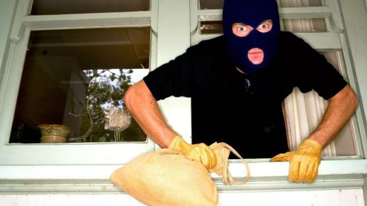 INCREDIBIL: Hoţ din locuinţe surprins cu 350 DE CHEI asupra sa! Poliţiştilor nu le-a venit a crede...