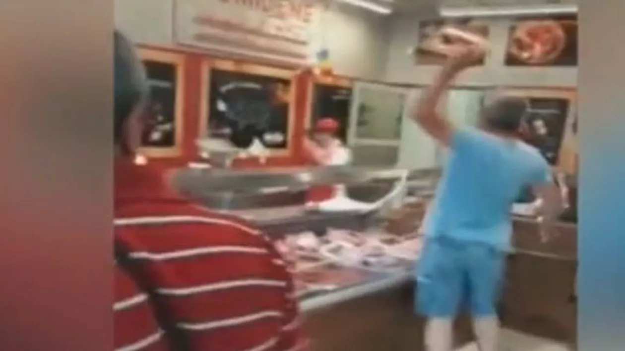 SCANDAL la supermarket! Un cumpărător a aruncat cu carnea în vânzătoare. Ce l-a revoltat pe bărbat (VIDEO)