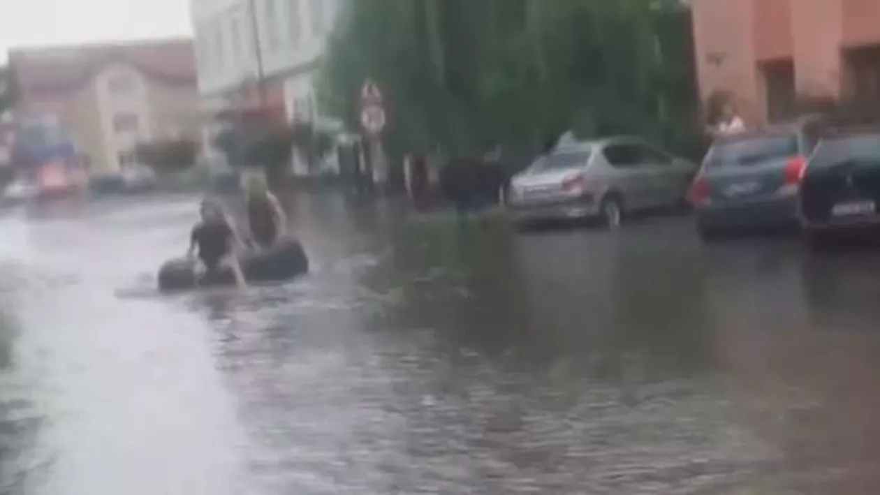 URGIE în Târgu Jiu! O furtună de doar câteva minute a făcut PRĂPĂD. Străzile au fost înghițite de apă (VIDEO)