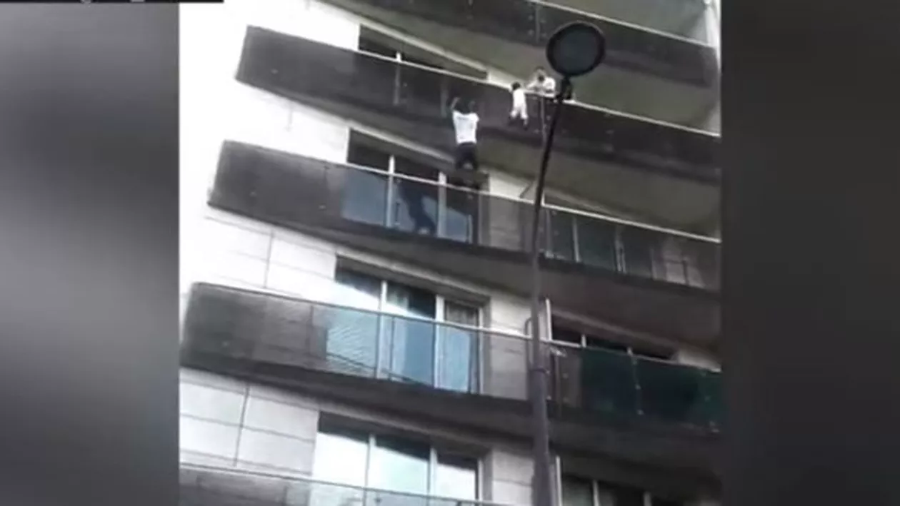 Emmanuel Macron i-a promis cetățenia franceză și un loc de muncă imigrantului ilegal care a salvat un copil (FOTO, VIDEO)