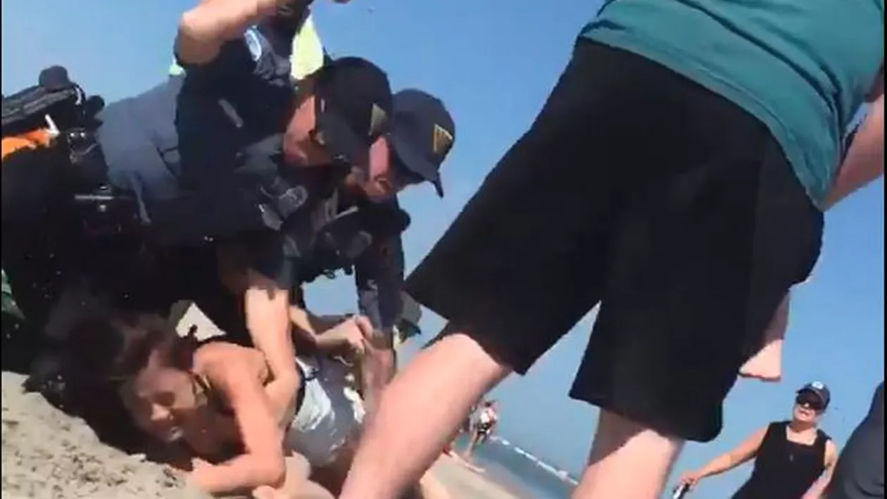 SUA: Scene ŞOCANTE pe o plajă din New Jersey. Un poliţist loveşte cu PUMNUL în faţă o tânără (VIDEO)