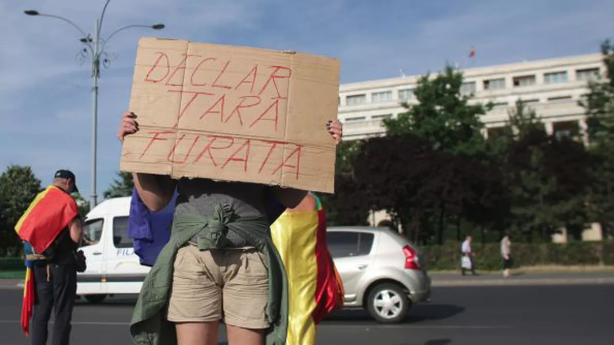 Protest în Piața Victoriei ca urmare a deciziei CCR privind revocarea lui Kovesi (FOTO, VIDEO)