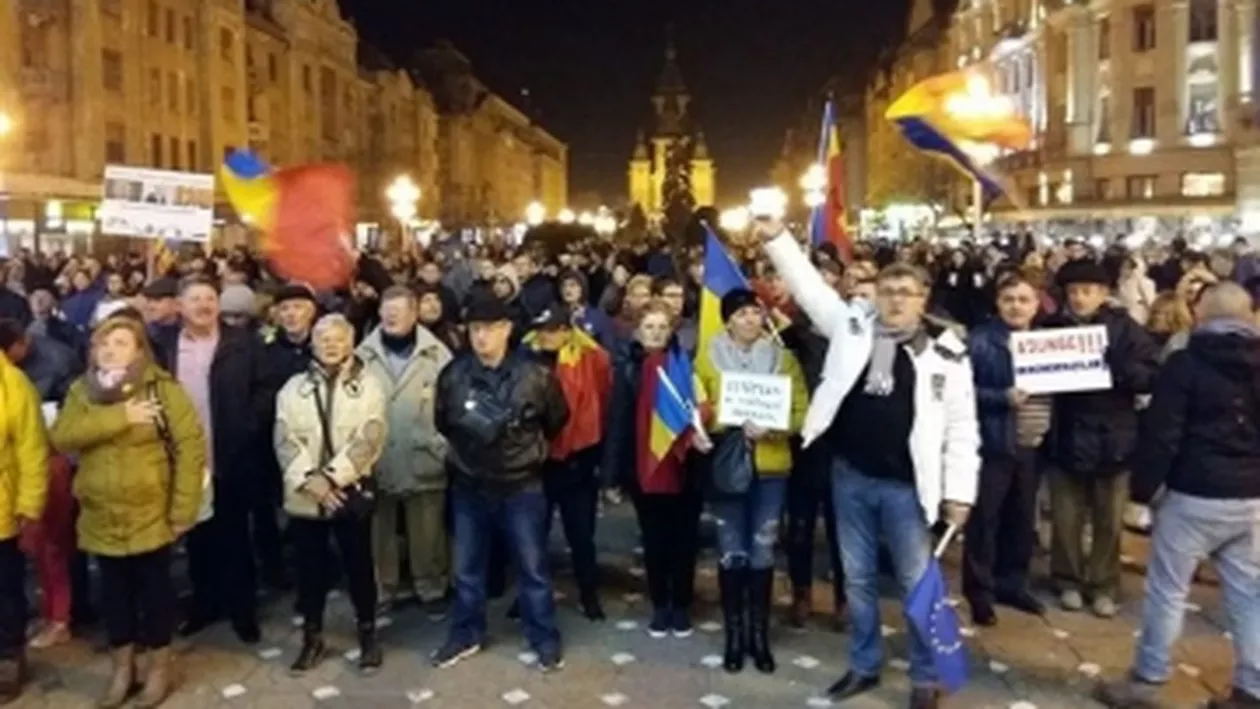 Sute de oameni protestează la Timișoara și Sibiu față de decizia CCR privind revocarea lui Kovesi (VIDEO)