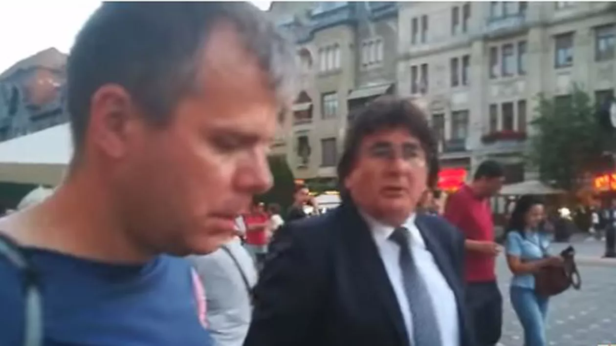 Protestatarii #rezist l-au ''SĂLTAT'' pe primarul Timișoarei de la terasă (VIDEO)