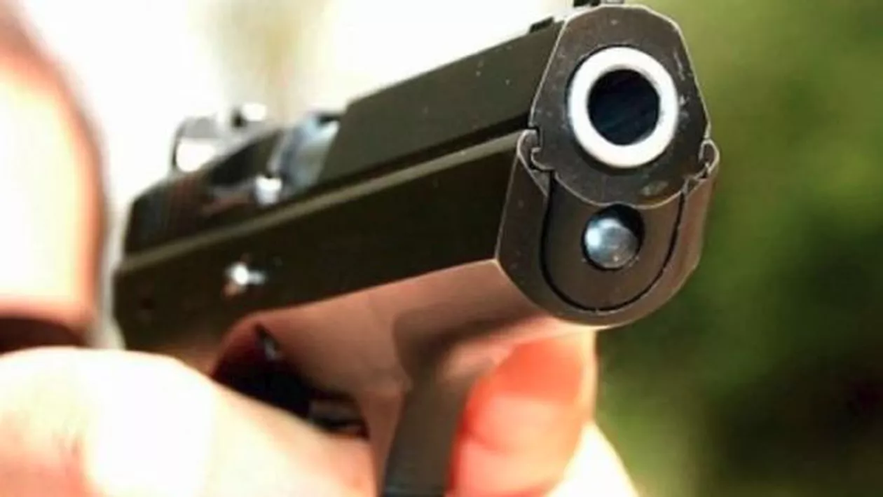 Alba: Un bărbat a fost împușcat de un polițist, după ce l-a atacat cu un topor