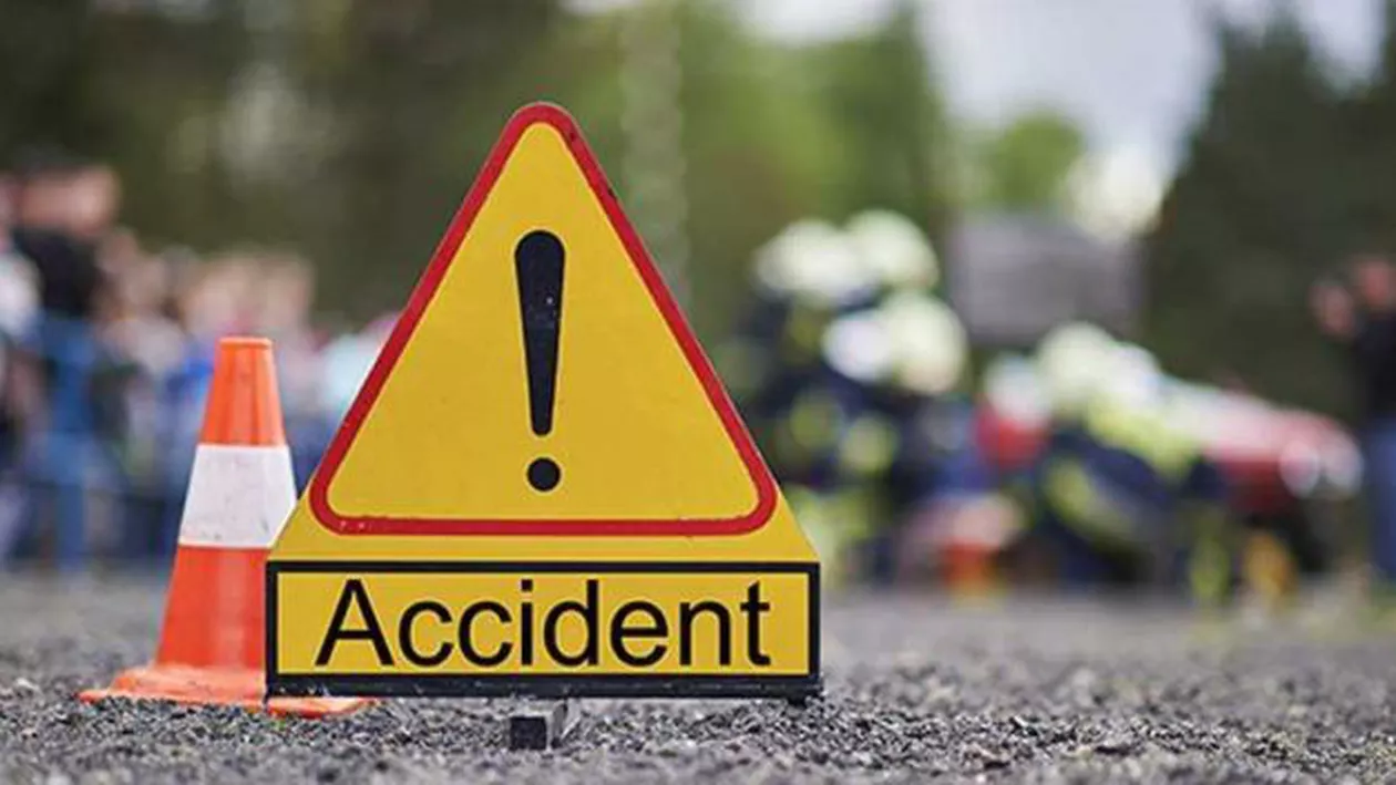 Botoșani: Elevi la spital, după ce mașina în care erau a intrat într-un stâlp