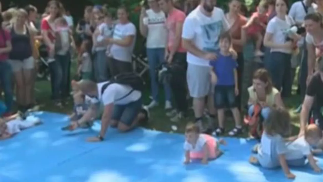 Cursa zilei de 1 iunie: Zeci de bebeluşi au participat la concursul de mers de-a bușilea prin Muzeul Satului (VIDEO)