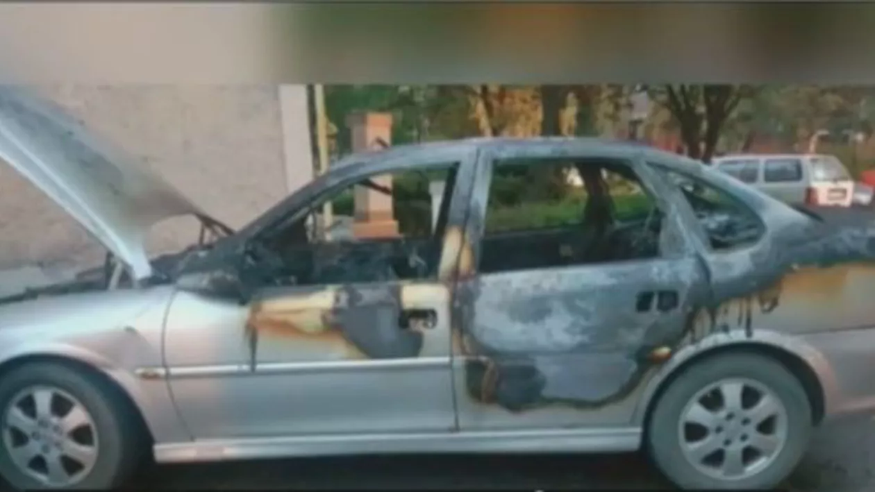 Atac în stil mafiot în Timişoara: Mașina unui jurnalist a fost incendiată în timpul nopții (VIDEO)