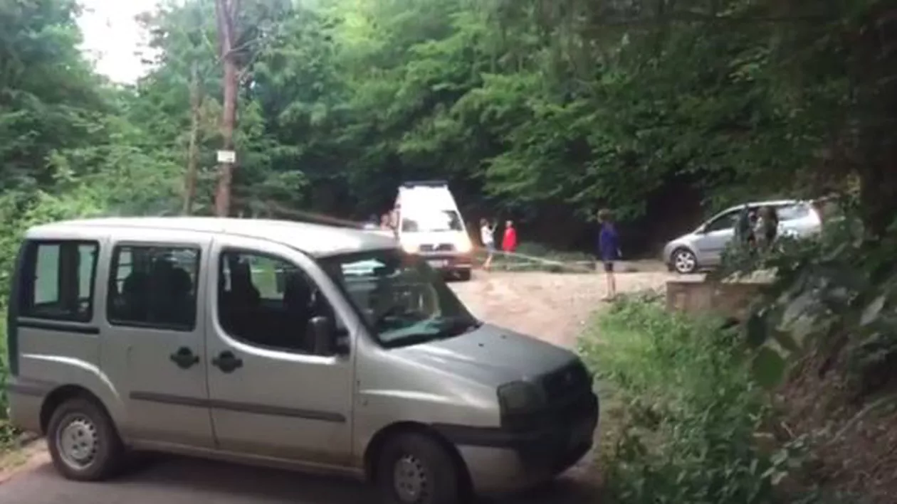 Situație revoltătoare la Cluj: O ambulanță cu pacient a fost blocată de muncitorii care asfaltau singurul drum util din zonă (VIDEO)