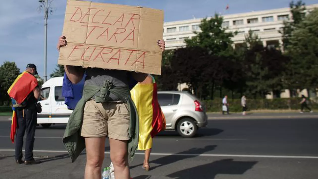 Protestele din Piaţa Victoriei CONTINUĂ şi duminică: Statul român e făcut PRAF pentru a salva un număr de cetățeni INFRACTORI, care dețin cele mai importante demnități