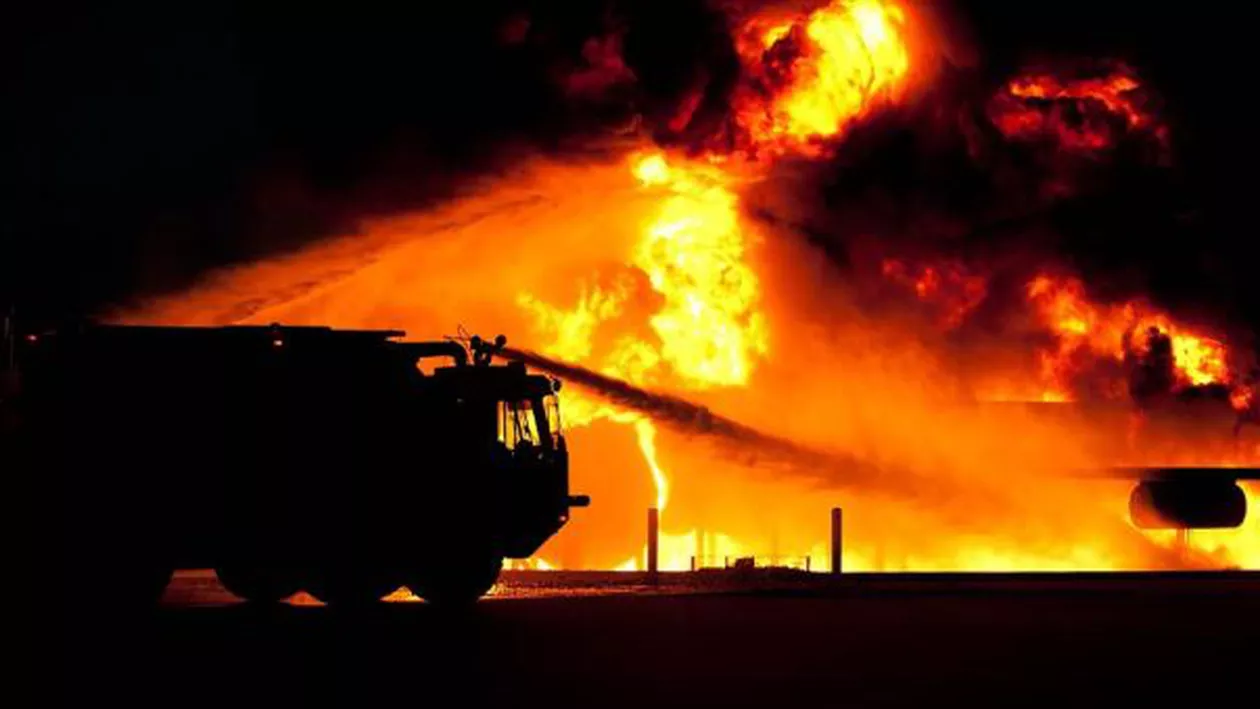 Aiud: Incendiu la un depozit de mobilă din Aiud. Pompierii intervin chiar acum (VIDEO)