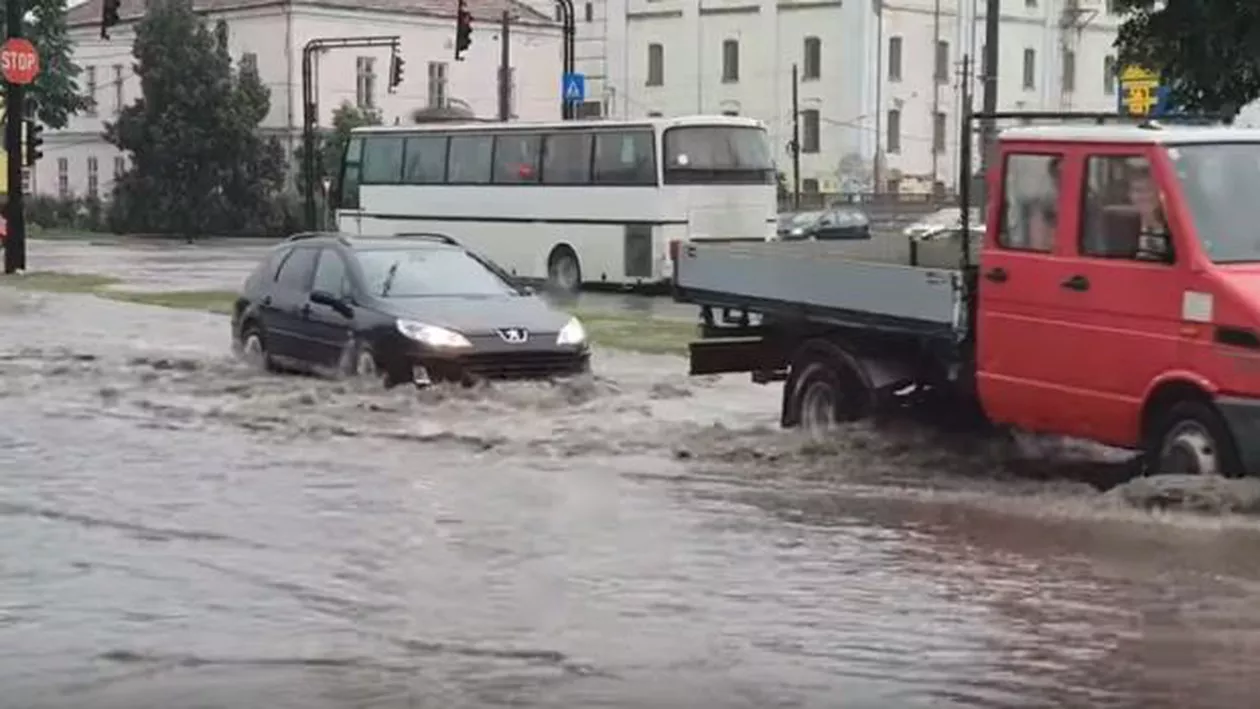 Dezastru pe străzile din Alba Iulia după o ploie torențială: Canalizarea nu a mai făcut față (VIDEO)