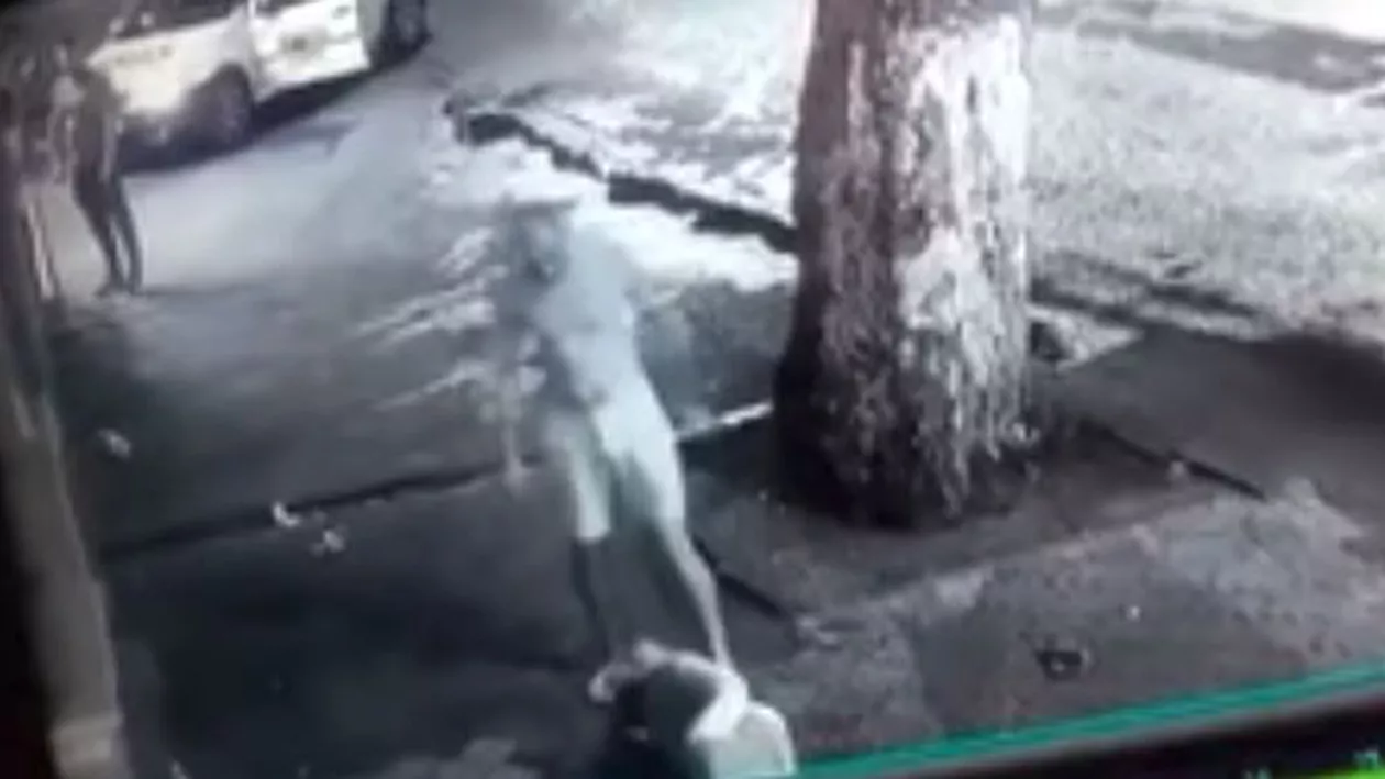 Imagini terifiante în Bucureşti: Un bărbat şi-a bătut cu bestialitate mama în plină stradă (VIDEO)