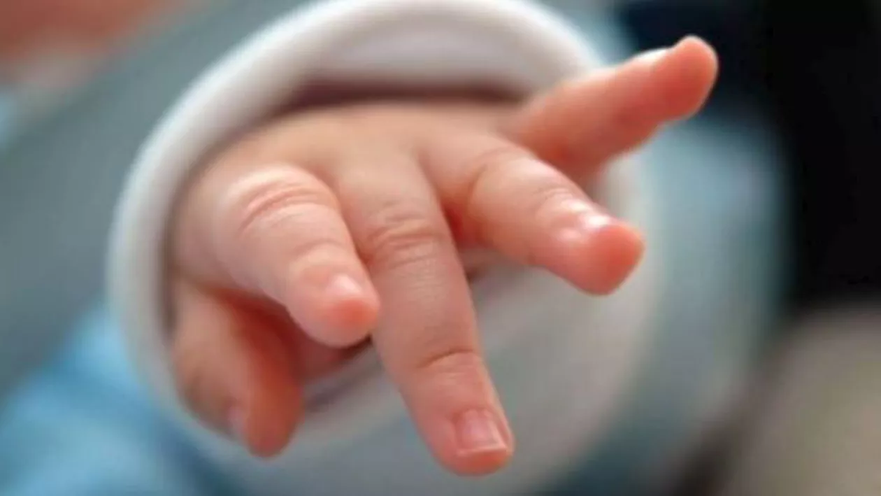 Vrancea: O femeie a născut pe stradă după ce un taximetrist ar fi refuzat s-o ducă la spital