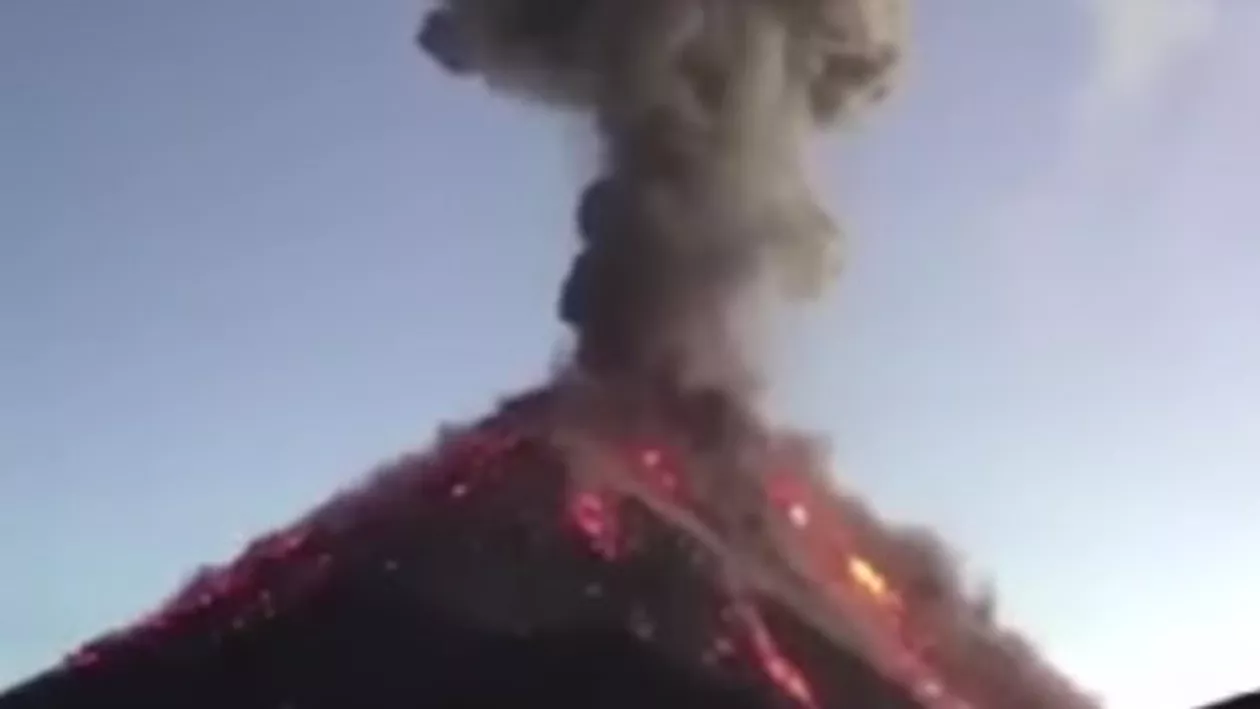 Vulcanul Fuego a ERUPT: Lava a acoperit un sat întreg, în case fiind surprinşi oameni care au ars de vii (VIDEO)
