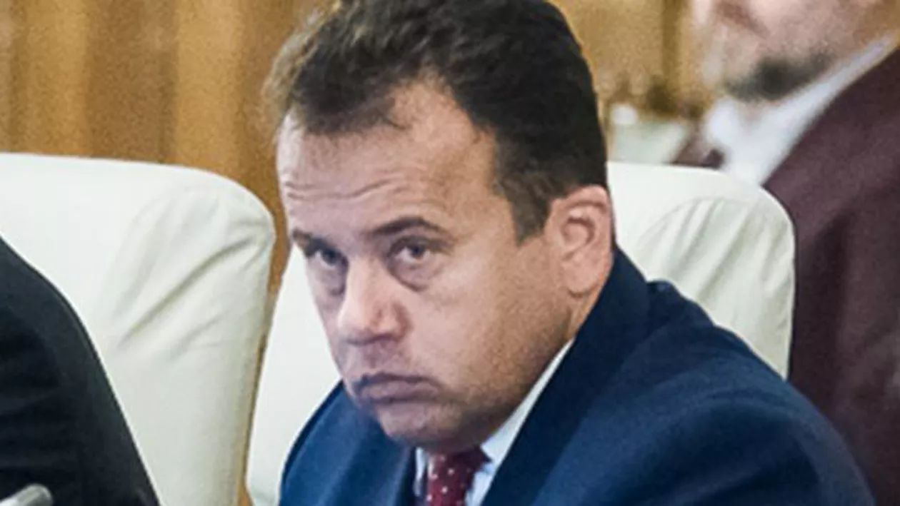 Liviu Pop, în scaun cu rotile la Senat, după ce s-a operat la ”genunche” (FOTO)