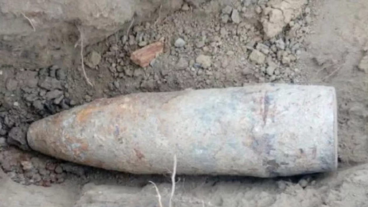 DESCOPERIRE explozivă la Botoşani: Un proiectil a fost găsit în curtea unei case