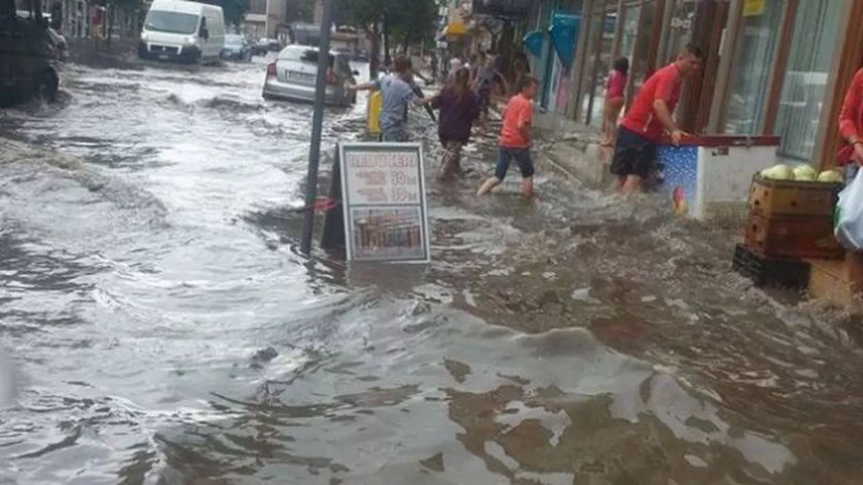 URGIA s-a dezlănțuit în România! O furtună puternică a făcut RAVAGII:  Străzi și intersecții INUNDATE