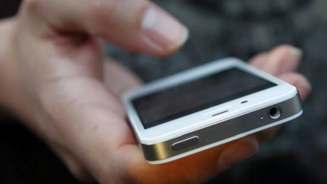 E OFICIAL! Telefoanele mobile, INTERZISE în școli